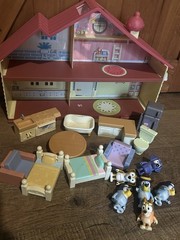 Bluey House with Accessories and Figurines Jean Luc Honey