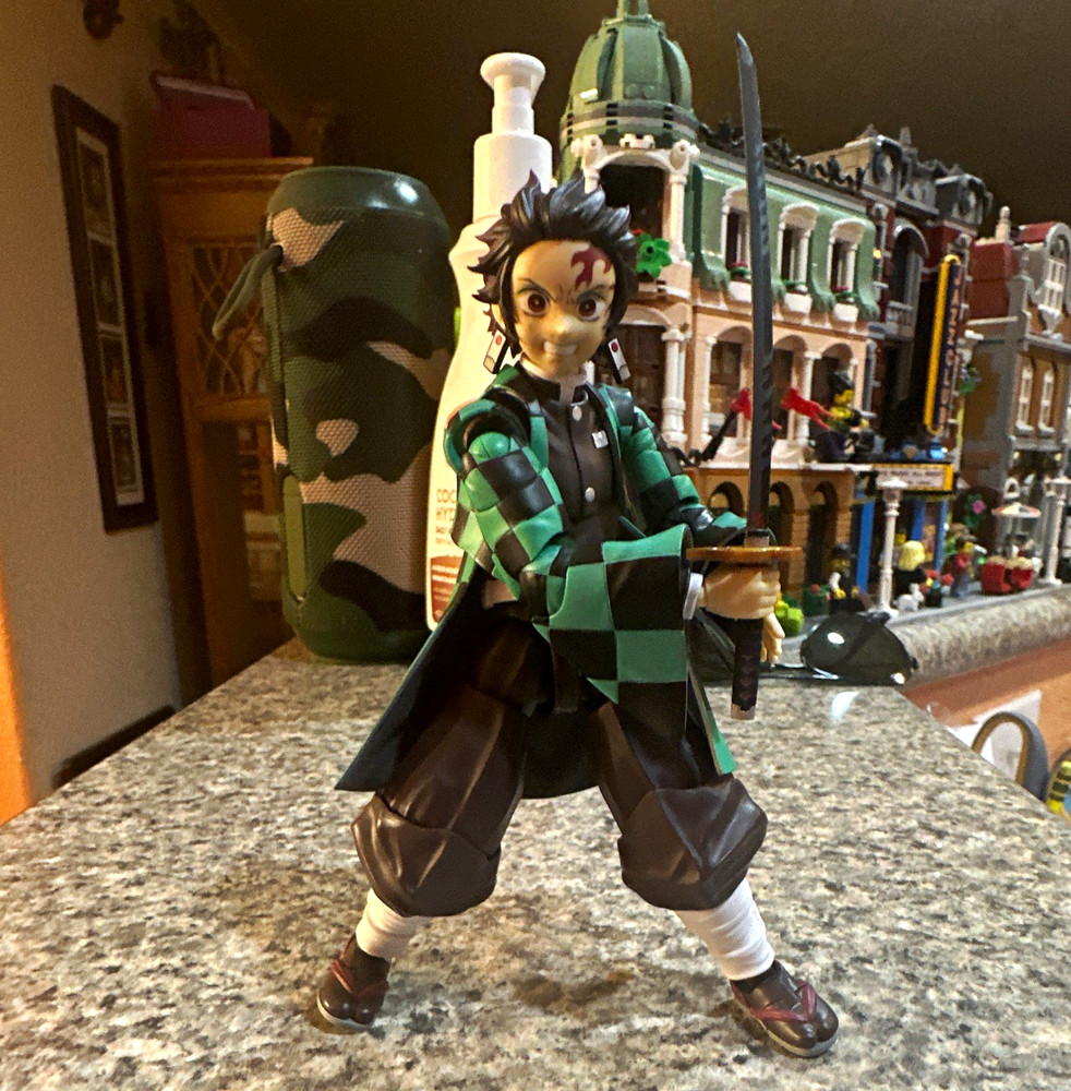 Demon Slayer: Kimetsu no Yaiba Tanjiro Action Figure Sword Extra Hands/Head