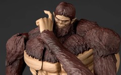 Kaiyodo Revoltech Amazing Yamaguchi Attack on Titan Beast Titan Model In Stock