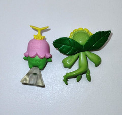 Digimon Sunflowmon Lalamon savers 1.5″ Bandai In hand