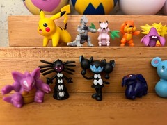 Pokémon PVC lot of 16 mini figures & 4 balls Pokeball
