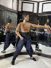 BRUCE LEE 1:6 ENTER THE DRAGON/GAME OF DEATH BOXED SET OF 2 +XTRA HANDS & STANDS