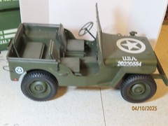 Huge lot of GI Joe 1:6 figures Jeep accessories clothes footlockers very cool