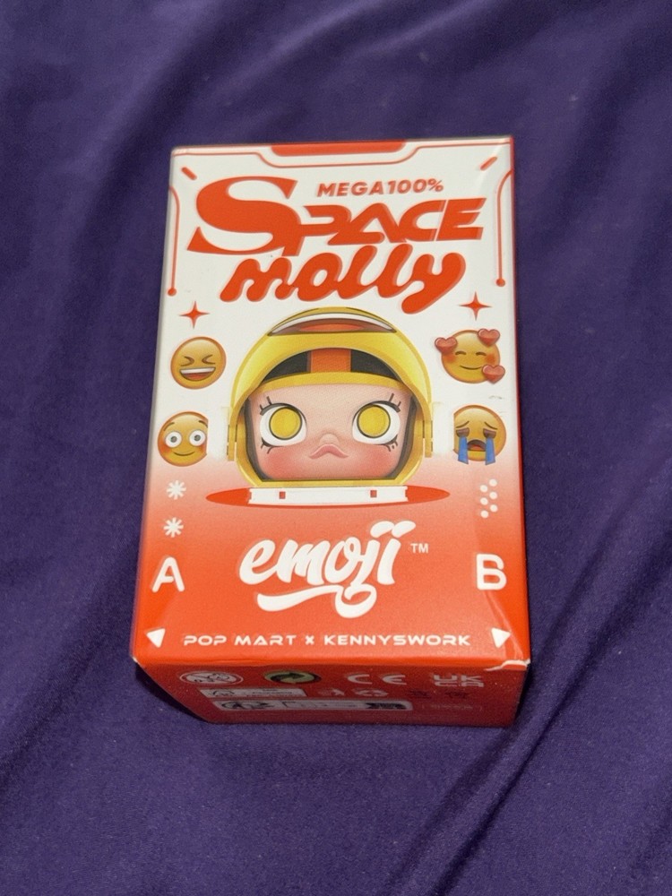 Authentic Pop Mart Mega 100% Space Molly Emoji Admiration New Sealed￼
