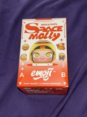 Authentic Pop Mart Mega 100% Space Molly Emoji Admiration New Sealed￼