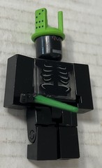 RARE ROBL0X 1x1x1x1 Series 2 Figure with Green Domino Crown and Sword NO Code