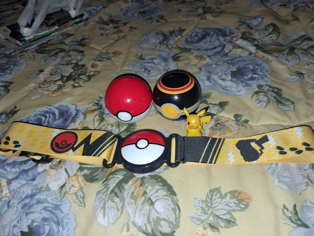 LOT OF (2) Pokemon Pikachu Clip N Go Pokeballs – Yellow/Black 2018 Nintendo