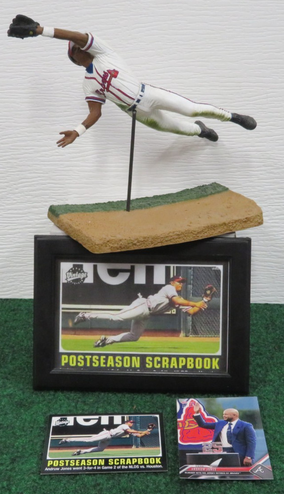 ANDRUW JONES – 2004 McFarlane figure + 2 cards 2002 & 2023 & frame pic. – Braves