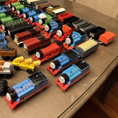 HUGE LOT – 200 pieces THOMAS AND FRIENDS TRAINS Wood Die Cast Plastic toys