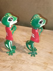 Toy Lot of 2 Geico Gecko Advertising Dolls With Capes Vinyl Figurines 4″ Tall
