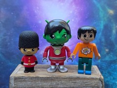Lot of 3 Ryan’s World Figures Ryan Green Martian & United Kingdom guard toy