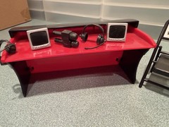 WWE – Commentators Playset – Breakable Commentary Table & 2 Chairs – Red & Black
