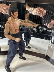 BRUCE LEE 1:6 ENTER THE DRAGON/GAME OF DEATH BOXED SET OF 2 +XTRA HANDS & STANDS