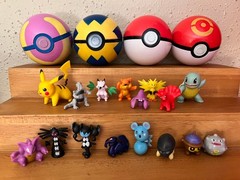Pokémon PVC lot of 16 mini figures & 4 balls Pokeball