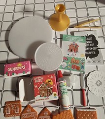 Christmas 2023 GINGERBREAD HOUSE HTF No Resin MGA Miniverse Make It Mini