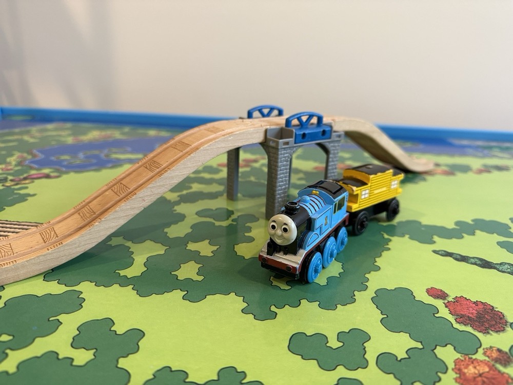 Thomas & Friends Wooden Railway Battery Powered Thomas Caboose Bridge READ DESC.