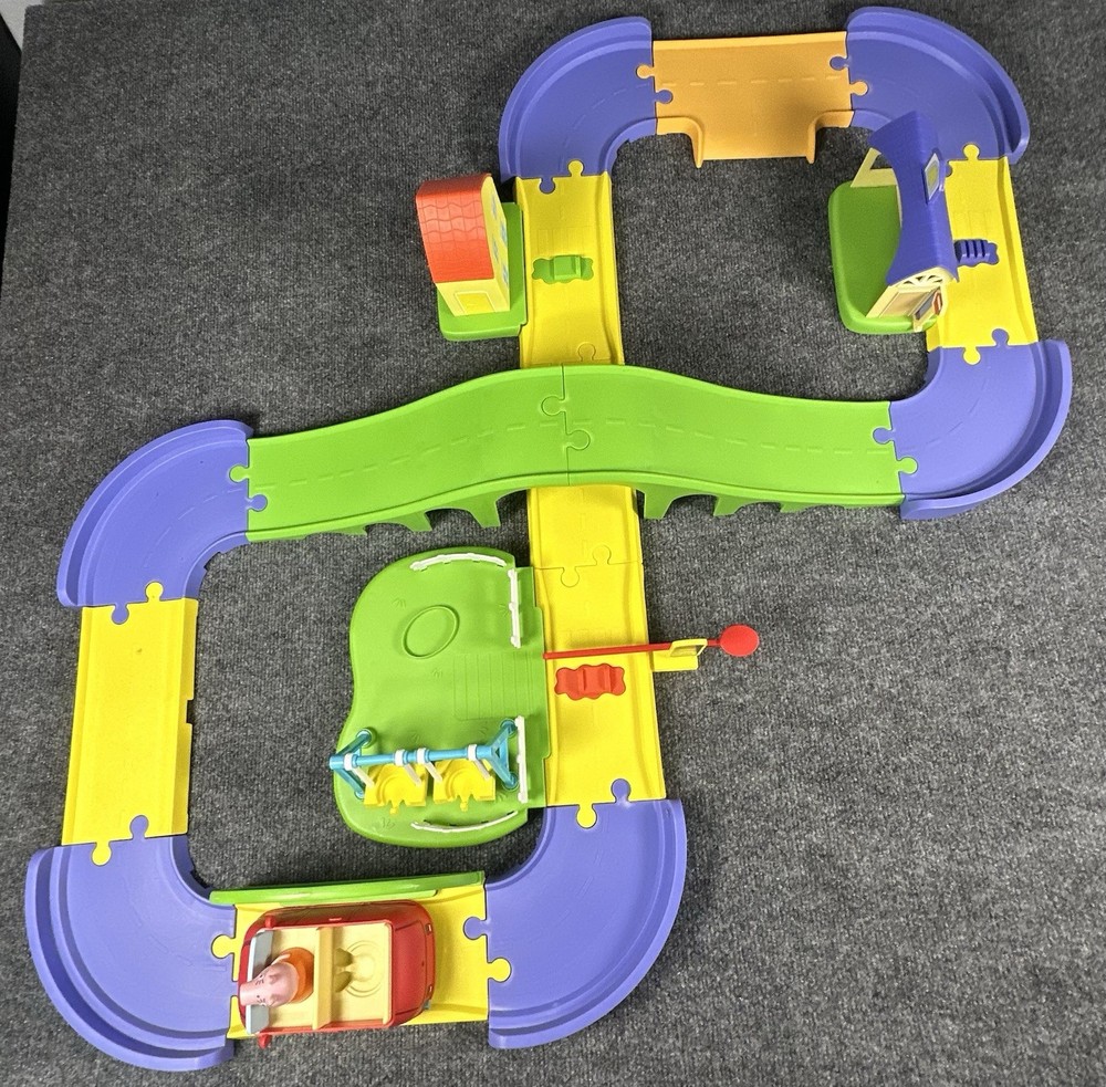 Peppa Pig All Around Town Adjustable Track Playset Talking Car And Accessories