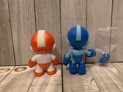 Mega Man Loyal Subjects Battle Damage Figure & Kidrobot Orange 1/20 3″ Lot