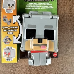 Minecraft Flippin’ Figs 2 in 1 Tamed Wolf + Hostile Wolf Ages 6+ Transforms