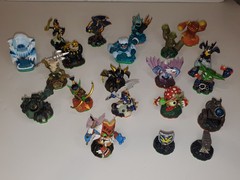 SKYLANDERS Spyro’s Adventure 21 Figures 22 Cards 15 Stickers Carry Case Bag Lot