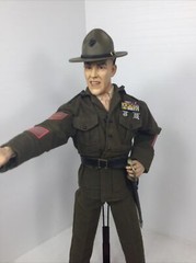 1/6 USMC MARINE GUNNERY SERGEANT R LEE ERMEY IN FULL DRESS GREENS SWORD & STAND