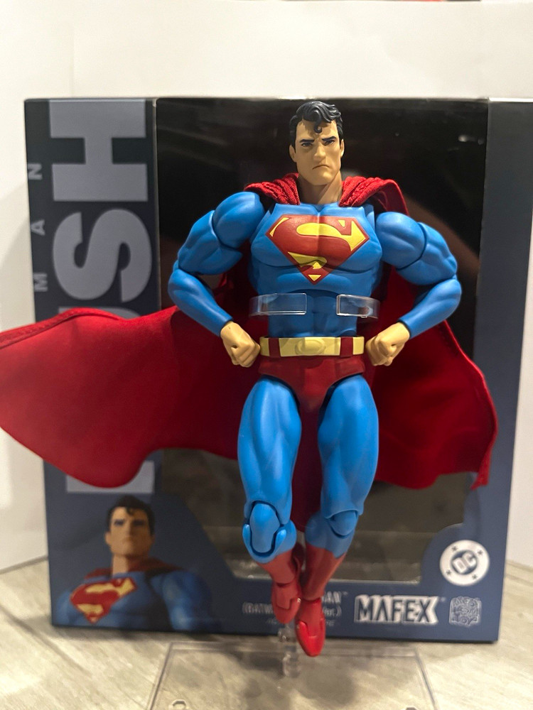 Medicom Toy MAFEX Superman Hush 117 Action Figure