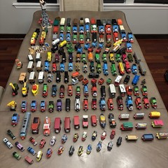 HUGE LOT – 200 pieces THOMAS AND FRIENDS TRAINS Wood Die Cast Plastic toys