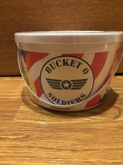 1995 Disney Pixar Toy Story Bucket O Soldiers 72 Army Men with 2 Parachutes NEW