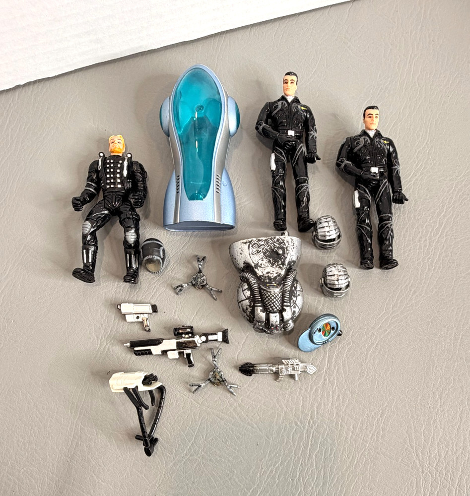 Lost In Space 5″ Action Figure Lot & Some Accessories Trendmasters Vintage 1997