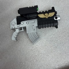 JOYTOY Warhammer 40k Horus Heresy Space Marine Bolter + Weapons Set Stand