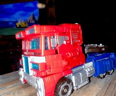 Transformers Generations War for Cybertron Siege Voyager WFC-S11 Optimus Prime