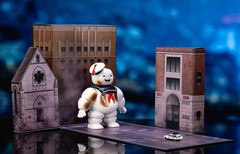 Ghostbusters Nano Scene w/ 1.65″ Ecto-1 and 6″ Stay Puft Marshmallow Man Diorama