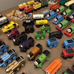 HUGE LOT – 200 pieces THOMAS AND FRIENDS TRAINS Wood Die Cast Plastic toys