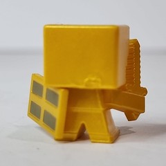 Minecraft Mini-Figure Chest Series #3 1″ Gold Alex with Shield Figure Mojang