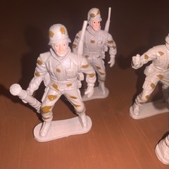 Vintage 2.5” TOY SOLDIERS Lot Of 12 in Camouflage Uniforms
