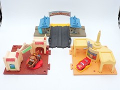 Radiator Springs Tour playset DISNEY Pixar CARS On the Road die cast McQueen 2 3