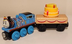 BIRTHDAY THOMAS MUSICAL CAKE CAR 2012 Thomas Wooden Train Y4501 Working