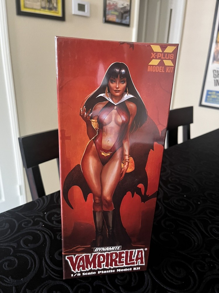 X-Plus 1/8 Scale Vampirella with Bat Shadows Plastic Model Kit NEW US SELLER!