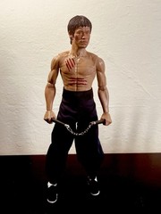 BRUCE LEE 1:6 ENTER THE DRAGON/GAME OF DEATH BOXED SET OF 2 +XTRA HANDS & STANDS