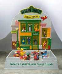 Vintage 1986 Applause Sesame Street PVC Figure Display With 21 Figures. Rare.