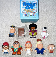 KIDROBOT FAMILY GUY FREAKIN SWEET MINI SERIS VINYL FIGURES SET OF 8 **NEW**