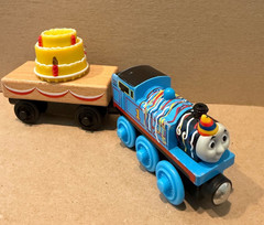 WORKING Thomas Wooden Railway Happy Birthday Thomas & Cake Cargo Car Y4501