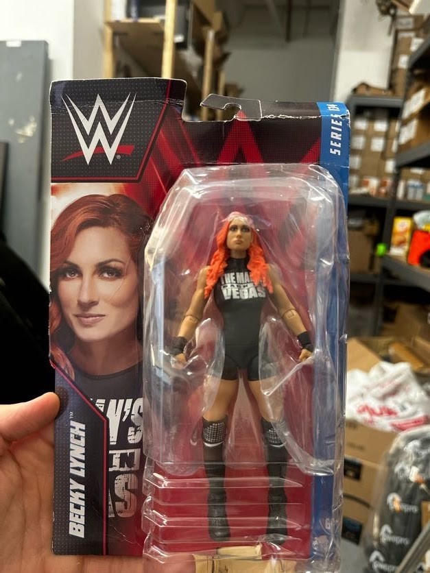 BECKY LYNCH – WWE Basic Action Figure MATTEL 6-inch Card Crease DAMAGED PACKAGE