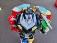 Voltron Legendary Defender 16″ with sword 2017 Playmates toys