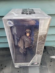 STAR WARS JYN ERSO DIRECTOR KRENNIC /1000 DISNEY STORE EXCLUSIVE 12″ D23 EXPO