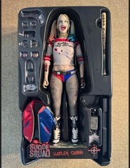 Hot Toys MMS383 Harley Quinn Suicide Squad 1/6 Scale Collectible w/Bonus Mallet