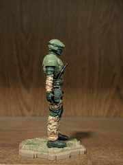 Jazwares World of Halo UNSC Marine with tan camouflage and Assault Rifle loose