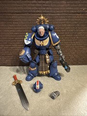JOYTOY Warhammer 40K JT7677 1:18 Ultramarines Lieutenant with Power Fist Figure