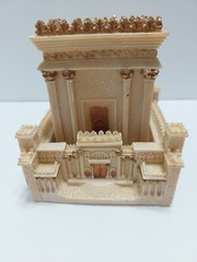 VINTAGE MODEL SCALE BONE RESIN CASTLE MAUSOLEUM 4.5″ X 4″ X 4″ BEIGE AND GOLD