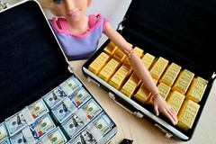 1:6 miniature Suitcase gold bars cash pistol cigarette handcuff gun Money bills